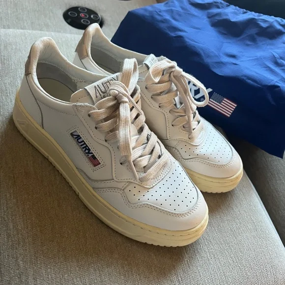 Autry - Picture 2 of 6